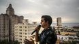 El tenor cubano Andrés Sánchez Joglar serena a sus vecinos desde el balcón de su apartamento en La Habana el domingo 31 de mayo de 2020.  