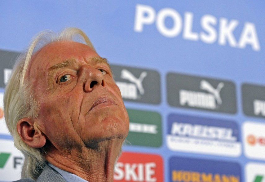 El entrenador holandés Leo Beenhakker, en ese momento a cargo de la selección nacional de Polonia, durante una conferencia de prensa, el 17 de junio de 2008.