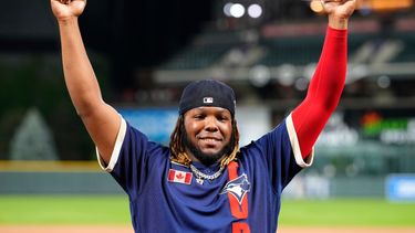 El dominicano Vladimir Guerrero Jr., de la Liga Americana, sostiene el trofeo que se le entregó como el Jugador Más Valioso del Juego de Estrellas, el martes 13 de julio de 2021, en Denver&nbsp;
