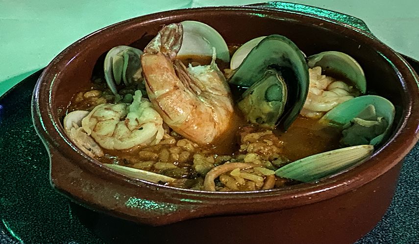 Arroz caldoso con mariscos y pescado.