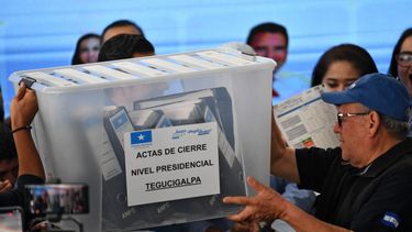 Una caja con material electoral es transportada durante el recuento de votos en Tegucigalpa, el 4 de diciembre de 2025.