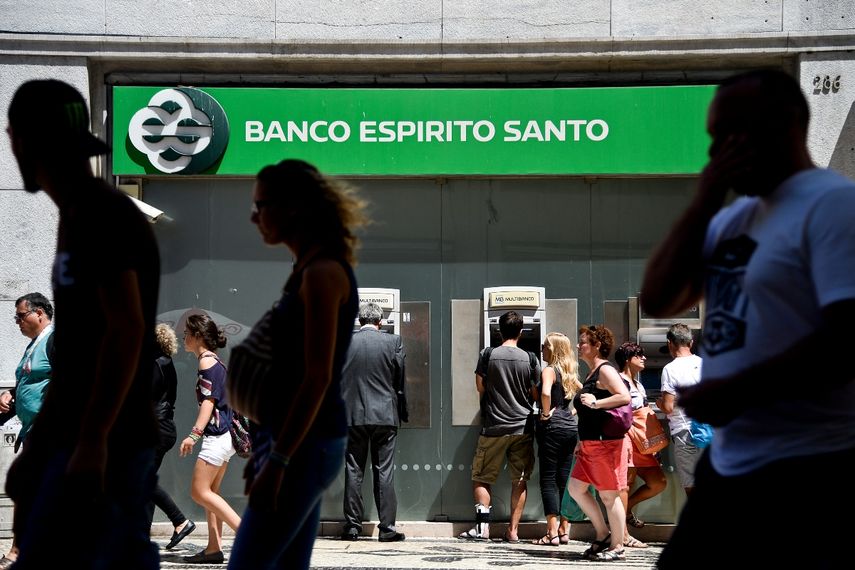 Los peatones pasan por la sede del BES (Banco de Espíritu Santo) en Lisboa el 7 de agosto de 2014.