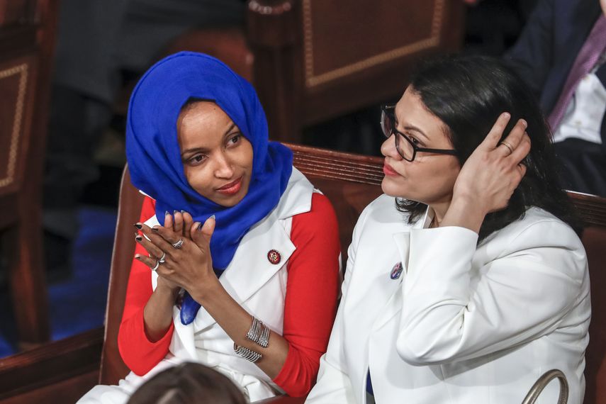 Las congresistas demócratas Ilhan Omar (izq) y Rashida Tlaib (der) en el Capitolio en Washington el 5 de febrero del 2019.