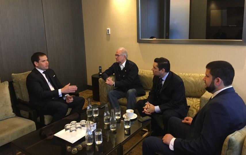 El senador republicano de EEUU Marco Rubio (izq.) durante la reunión con los opositores venezolanos Antonio Ledezma (3ro der.), Carlos Vecchio (2do der.) y David Smolansky.