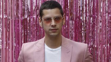 Habrá una actuación especial del actor y director Eduardo Casanova, como Edu.