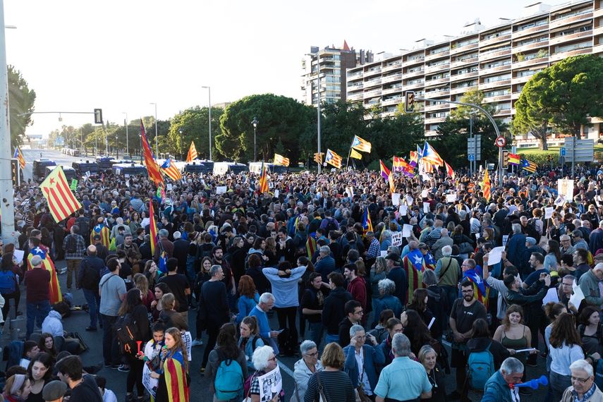 Miles de manifestantes protestan contra el Rey frente al Palau de Congressos en Barcelona.&nbsp;