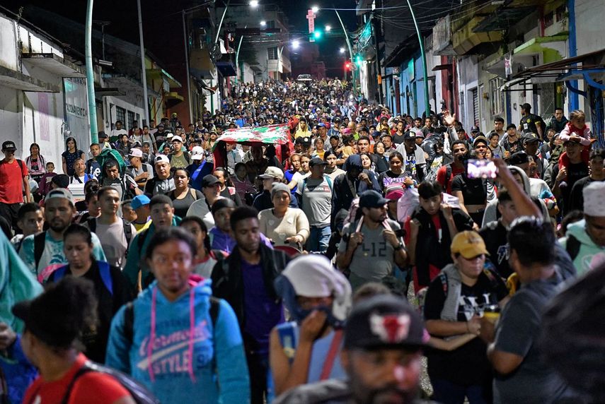 Centenares de migrantes partieron de Tapachula, México con destino a Estados Unidos, esperan llegar antes que asuma el nuevo gobierno.