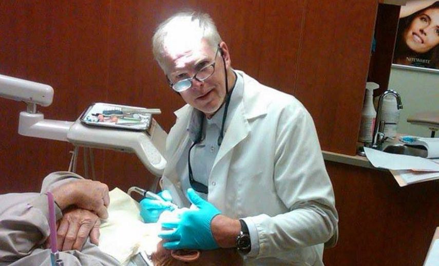 Robert Rheinlander, el falso dentista acusado de ejercer sin licencia, posteó en su cuenta de Facebook esta foto en la que se le ve en pleno ejercicio como ortodoncista.