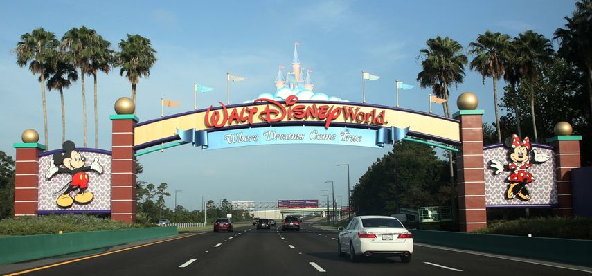 Los visitantes pasan en coche junto a un cartel que les da la bienvenida a Walt Disney World el primer día de la reapertura del emblemático parque temático Magic Kingdom en Orlando, Florida, el 11 de julio de 2020.&nbsp;