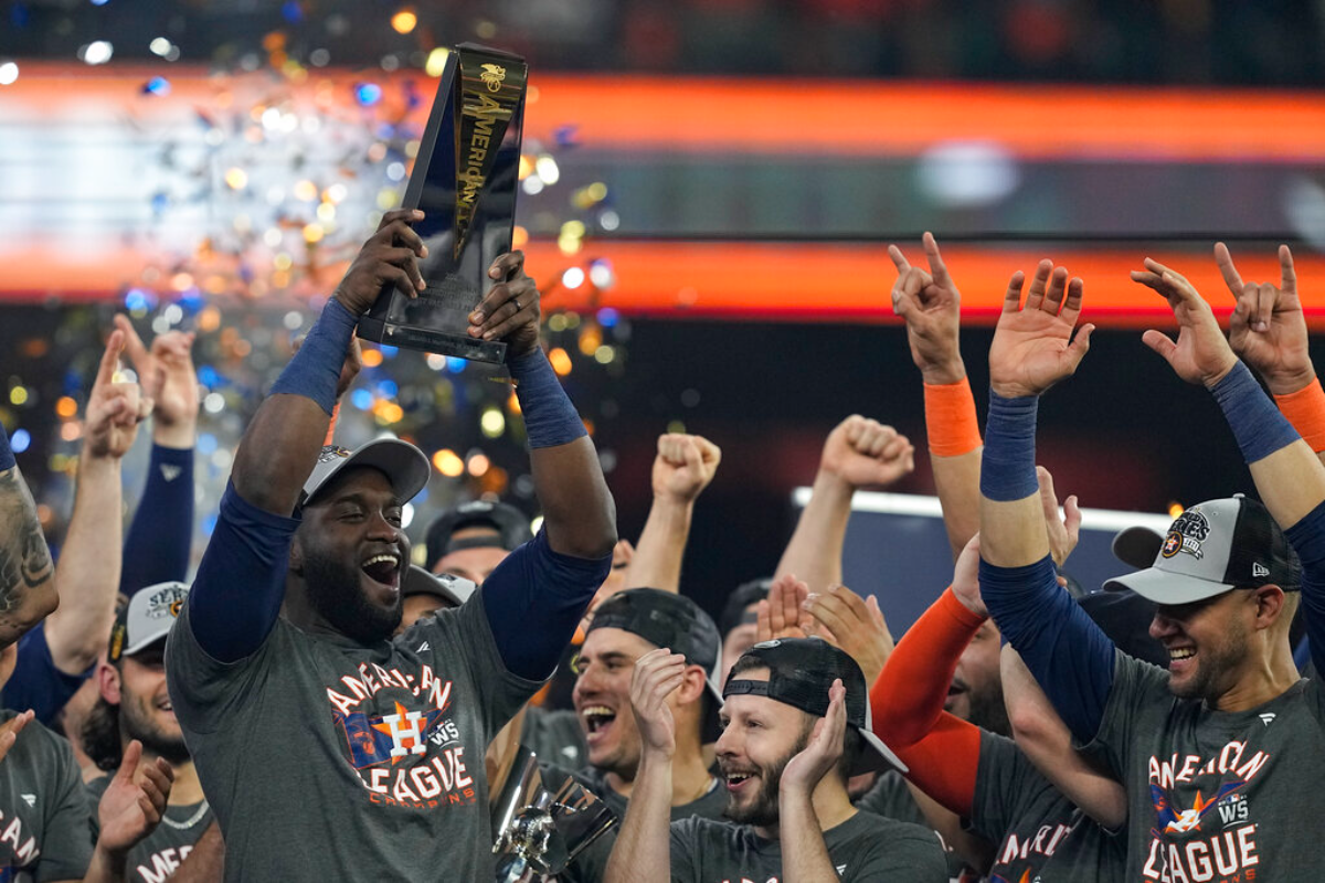El cubano Yordan Álvarez, bateador designado de los Astros de Houston, alza el trofeo tras eliminar a los Medias Rojas de Boston en el sexto juego de la Serie de Campeonato de la Liga Americana. El cubano Yordan Álvarez, bateador designado de los Astros de Houston, alza el trofeo tras eliminar a los Medias Rojas de Boston en el sexto juego de la Serie de Campeonato de la Liga Americana.