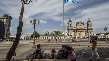 Foto del 26 de julio de 2019 de un grupo de personas en un parque en el centro de la Ciudad de Guatemala.