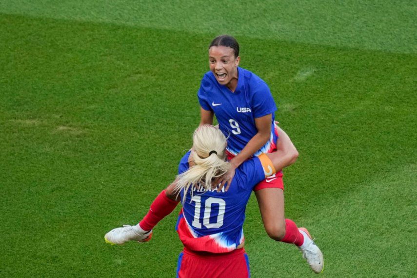 La estadounidense Mallory Swanson salta sobre Lindsey Horan al celebrar su gol ante Brasil en la final del fútbol femenino de los Juegos Olímpicos de París, el sábado 10 de agosto de 2024.