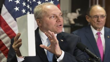 El representante republicano de Louisiana&nbsp;Steve&nbsp;Scalise, muestra una copia del Obamacare durante una rueda de prensa en marzo de&nbsp;2017