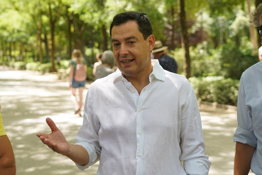 El presidente del PP de Andalucía y candidato a la reelección como presidente de la Junta de Andalucía, Juanma Moreno, atiende a los medios de comunicación en el Parque de María Luisa, en un acto para los comicios autonómicos del próximo día 19 a 12 de junio del 2022 en Sevilla.