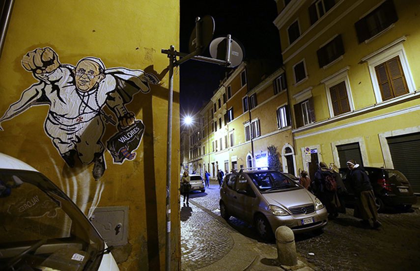 Un grafiti que muestra al Papa Francisco como Superman con una bolsa que dice Valores aparece pintado en una pared del distrito de Borgo Pio cerca de la Plaza de San Pedro, en Roma. (EFE)