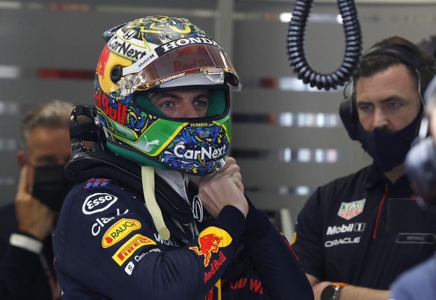 El piloto de Red Bull Max Verstappen se ajusta el casco durante una sesión clasificatoria en la pista de Interlagos, Sao Paulo, el 12 de noviembre del 2021. El Gran Premio de Brasil de F1 se realizará el domingo.&nbsp;&nbsp;