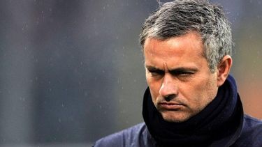 El entrenador del Chelsea ingresó al campo de juego a protestarle al árbitro Chris Foy la expulsión de uno de sus jugadores, el brasileño Ramires.