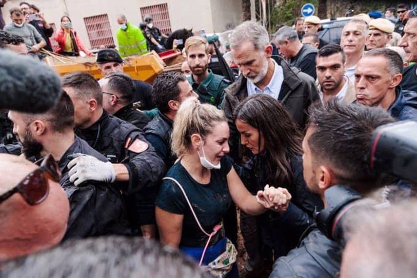 Los reyes de España durante su visita a una zona afectada por la DANA, a 3 de noviembre de 2024, en Paiporta, Valencia