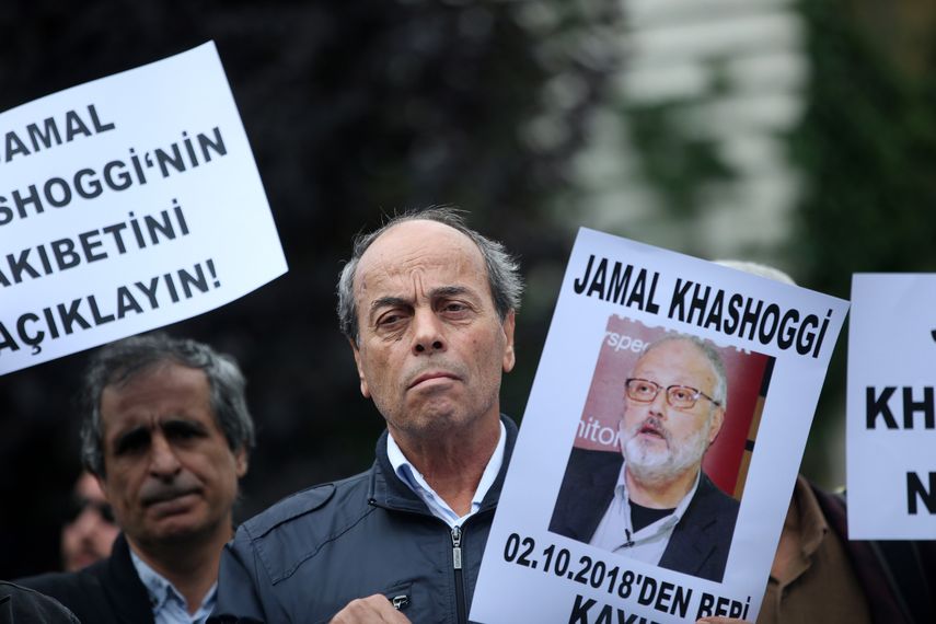 Activistas de la Asociación turca de Derechos Humanos sujetan pancartas con imágenes del periodista saudí desaparecido JamalKhashoggi durante una manifestación frente al consulado de Arabia Saudí en Turquía.