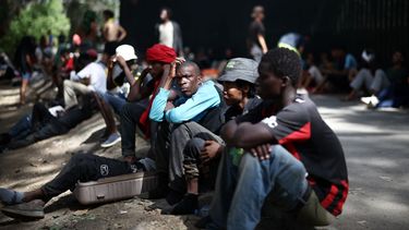 Migrantes se sientan afuera del centro de migrantes de estancia corta CETI en el enclave español del norte de África, Ceuta, el 1 de agosto de 2026.