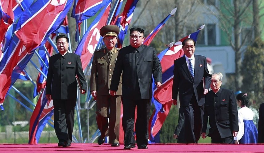 El líder de Corea del Norte, Kim Jong-un (c).