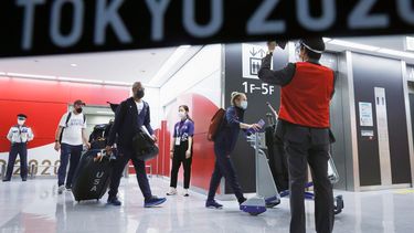 Deportistas de EEUU fotografiados a su llegada al aeropuerto de Narita, en las afueras de Tokio, el 1ro de julio del 2021