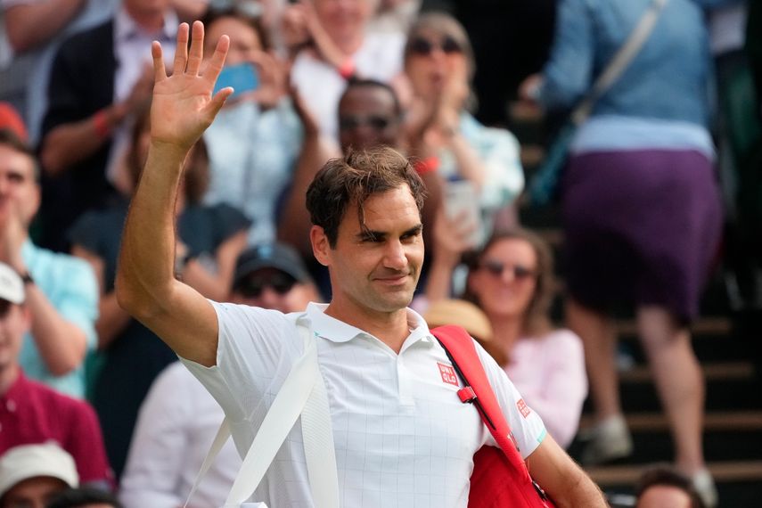 El suizo Roger Federer, abandona la Cancha Central luego de derrotar al francés Richard Gasquet en la segunda ronda de Wimbledon, el jueves 1 de julio de 2021