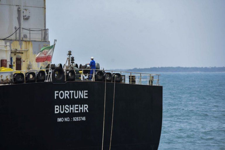 El petrolero de bandera iraní Fortune atraca en la refinería El Palito después de su llegada a Puerto Cabello en el estado norteño de Carabobo