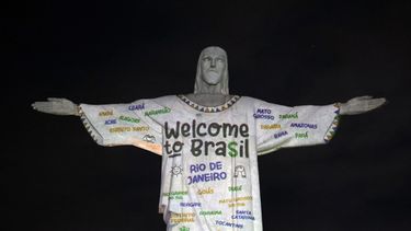 Una imagen proyectada sobre el Cristo Redentor da la bienvenida a la cantante estadounidense Taylor Swift a Río de Janeiro, Brasil, el 16 de noviembre de 2023. Swift ofrecerá tres espectáculos de The Eras Tour en Río de Janeiro.