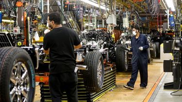 Empleados de Ford trabajan en una planta de ensamblaje en Estados Unidos.&nbsp;