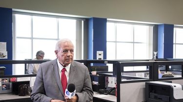 Tomás Regalado, director de la Oficina de Transmisiones a Cuba, durante la visita de un equipo de DIARIO LAS AMÉRICAS a esa agencia federal en Miami.