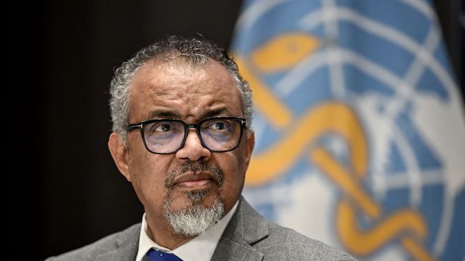 El director general de la OMS, Tedros Adhanom Ghebreyesus, observa durante una conferencia de prensa con la Asociación de Corresponsales Acreditados ante las Naciones Unidas (ACANU) en la sede de la Organización Mundial de la Salud en Ginebra, el 10 de diciembre de 2024 .