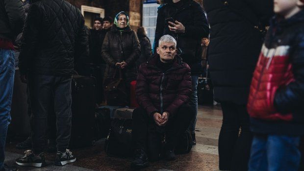 Un hombre espera un tren de evacuación en la estación de tren de Kiev, a 1 de marzo de 2022, en Kiev (Ucrania).  - Diego Herrera / Europa Press