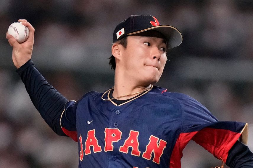 Yoshinobu Yamamoto, de Japón, lanza ante Australia en la primera entrada de un juego del Grupo B en el Clásico Mundial de Béisbol en el Tokyo Dome en Tokio