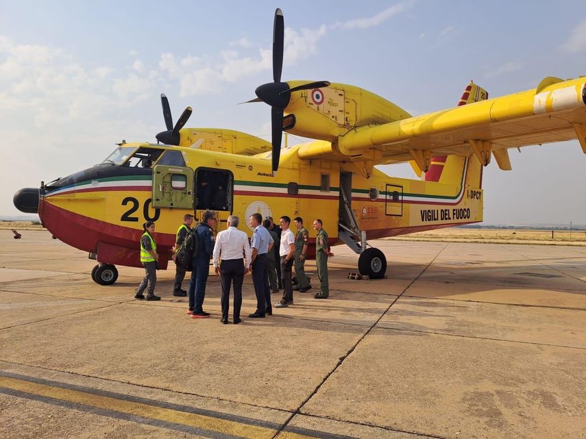 Llegan a España los dos aviones-cisterna Canadair para participar en el dispositivo contra los incendios.