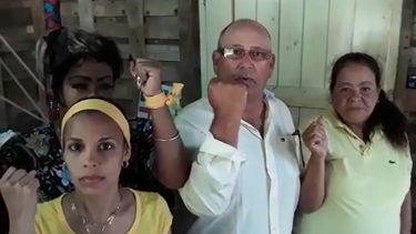 Un grupo de cubanos molestos y preocupados por la negligencia del régimen cubano frente al brote de coronavirus. 