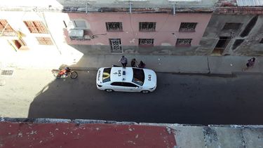 Una patrulla de agentes de la Seguridad del Estado en Cuba permanece frente a la residencia de Katherine Bisquet Rodríguez.