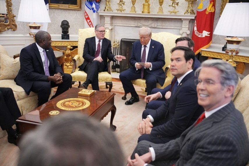 El presidente de los Estados Unidos, Donald Trump (centro), durante una reunión en la Casa Blanca, el 27 de febrero de 2025.