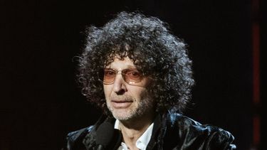 En esta foto del 14 de abril de 2018, Howard Stern habla durante la ceremonia de incorporación al Salón de la Fama del Rock and Roll en Cleveland.&nbsp;