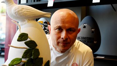 El pastelero Walter Musco posa para fotografías con huevos de chocolate de Pascua esculpidos en homenaje a diferentes artistas, en su pastelería Pasticceria Bompiani, en Roma, el 30 de marzo de 2021.