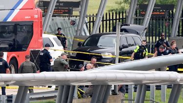 La policía federal investiga en la escena del crimen donde un hombre apuñaló a un oficial en el Pentágono.