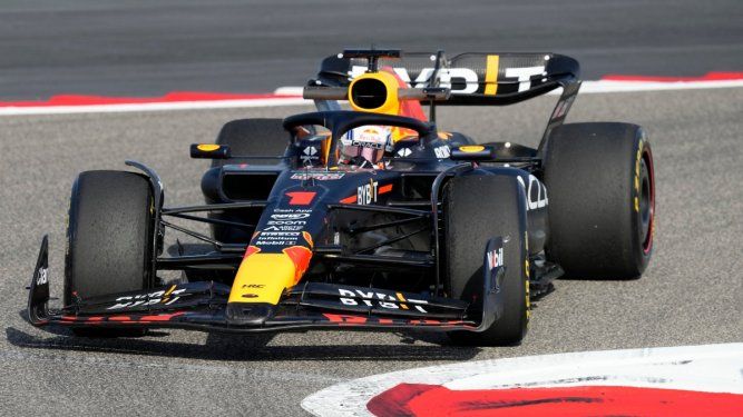 El conductor de Red Bull, Max Verstappen, durante una prueba de pretemporada el 23 de febrero de 2023.