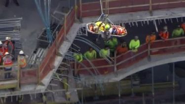 Funcionarios fueron llamados a la escena en 15701 Collins Avenue justo después de las 9 de la mañana.