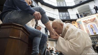 El&nbsp;papa&nbsp;Francisco, emulando a Jesús de Nazaret en la Última Cena, lava los pies a doce presos de la cárcel Regina Coeli, de Roma.