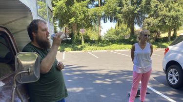 Un grupo de personas trata de refugiarse del calor en Burien, en el estado de Washington.&nbsp;