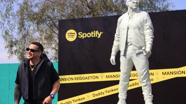La escultura de Daddy Yankee fue revelada antes de su primer concierto en el Estadio Nacional de Santiago y quedará en un lugar de la capital chilena para los fans.