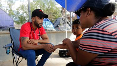 En esta foto del 6 de noviembre del 2019, Dairon Elisondo Rojas, un médico cubano que busca asilo en Estados Unidos, asiste a otros migrantes en una clínica improvisada en un campamento de refugiados en Matamoros, México.
