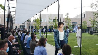En esta foto de archivo tomada el 15 de julio de 2020, una modelo presenta una creación de Dolce y Gabbanna durante los desfiles de la colección de moda masculina Primavera-Verano 2021 como parte de la Semana de la Moda Digital de Milán en los jardines de la Universidad Humanitas en Rozzano, cerca de Milán, mientras el público usa protectores.&nbsp;