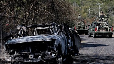 Miembros del ejército a bordo de camiones se ven junto a un automóvil incendiado que se utilizó para bloquear las carreteras mientras el narcotraficante mexicano El Mencho intentaba escapar, cerca del Tapalpa Country Club, donde se escondía en el momento de la operación en la que fue abatido, en Tapalpa, estado de Jalisco, México, el 24 de febrero de 2026.