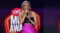 La comediante Iliza Shlesinger presenta un galardón en la ceremonia de los Premios CMT, el miércoles 9 de junio de 2021 en Nashville, Tennessee. La comediante Iliza Shlesinger presenta un galardón en la ceremonia de los Premios CMT, el miércoles 9 de junio de 2021 en Nashville, Tennessee.